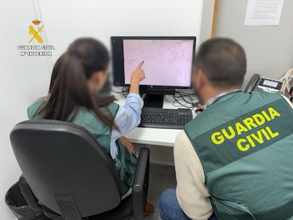 Agentes de la Guardia Civil durante la investigación de la Operación Títeres.