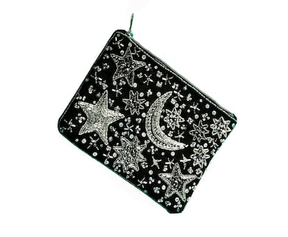 Cartera de mano de Bershka en terciopelo con dibujos de estrellas (14,99 euros)