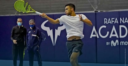 Auger-Aliassime, en un entrenamiento a finales de 2020 en Manacor. / RAFA NADAL ACADEMY BY MOVISTAR