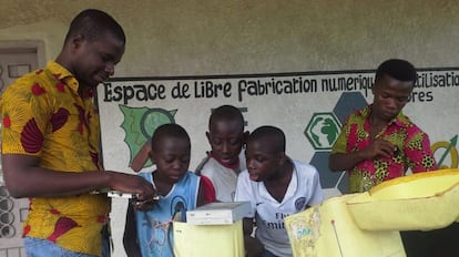 Un grupo de alumnos atienden a su profesor durante una clase de electrónica.