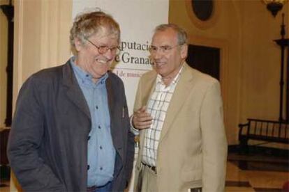 El historiador Ian Gibson, con el político Alfonso Guerra ayer en Granada.