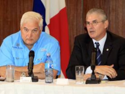 El presidente de Panamá, Ricardo Martinelli (i), y el presidente de la Cámara de Comercio de Panamá, Jaime Ford (d), asisten a una reunión con la junta directiva de ese organismo en Ciudad de Panamá. EFE/Archivo