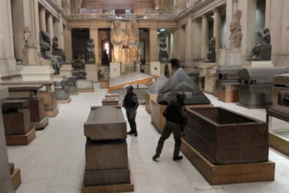 Miembros de las fuerzas especiales custodian el Museo Egipcio de El Cairo, asaltado durante las protestas contra el régimen de Mubarak.