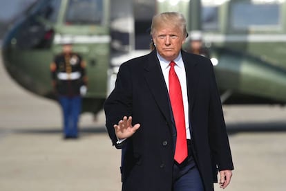 El presidente Donald Trump antes de subirse al Air Force One.