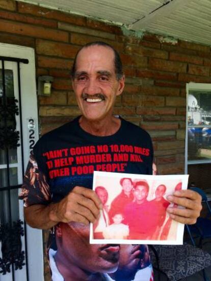 Glenn Montgomery muestra este viernes en su casa una foto con Ali