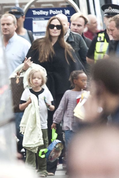 Angelina Jolie con sus hijas Shiloh y Zahara, el martes en Glasgow.