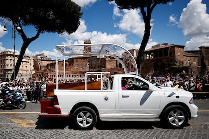 El cortejo fúnebre del papa Francisco pasa por la Vía de los Foros Imperiales, en Roma. 