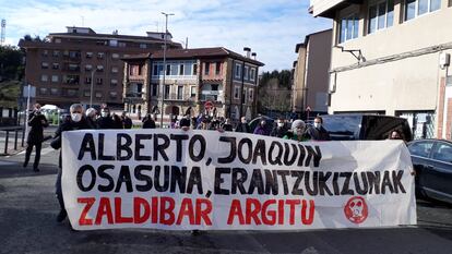 Manifestación en Zaldibar (Bizkaia) al cumplirse 11 meses del derrumbe del vertedero.