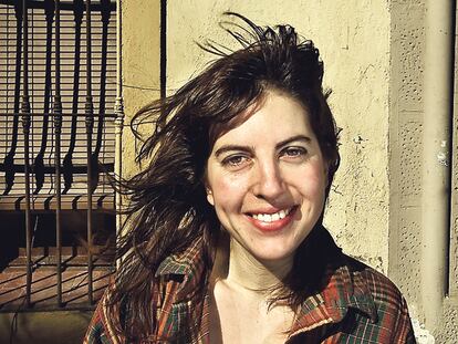 <b>Laura Fernández, la literatura <i>freak</i> en femenino, publica "una historia de superhéroes, supervillanos y un chucho deprimido".</b>