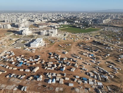 Un campamento a las afueras de la ciudad de Idlib, donde Halima Al-Hussein vive con sus nietos. El desplazamiento es otro impulsor de las necesidades humanitarias. Según OCHA, cuanto más tiempo haya estado desplazada una familia, más probable es que se erosione su resiliencia ante las crisis económicas. El 80 % de las familias desplazadas en Idlib y el norte de Alepo, respectivamente, han estado desplazadas durante al menos tres años.