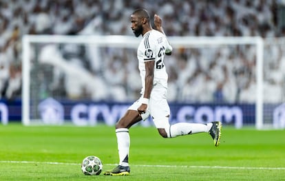 Antonio Rüdiger conduce la pelota en un momento del partido.