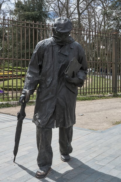 La escultura en homenaje del escritor Miguel Delibes, junto al el Campo Grande de Valladolid.