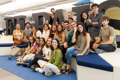 Alumnos de la 36ª promoción de la Escuela de Periodismo UAM-EL PAÍS, en la sede del diario, este lunes.