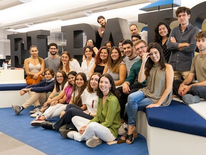 Alumnos de la 36ª promoción de la Escuela de Periodismo UAM-EL PAÍS, en la sede del diario, este lunes.