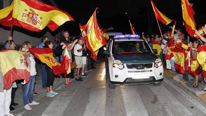 Un grupo de personas despiden en Algeciras a agentes de la Guardia Civil que viajan hacia Cataluña.