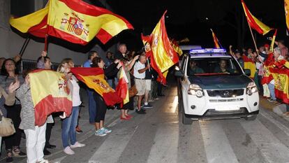 Un grupo de personas despiden en Algeciras a agentes de la Guardia Civil que viajan hacia Cataluña.