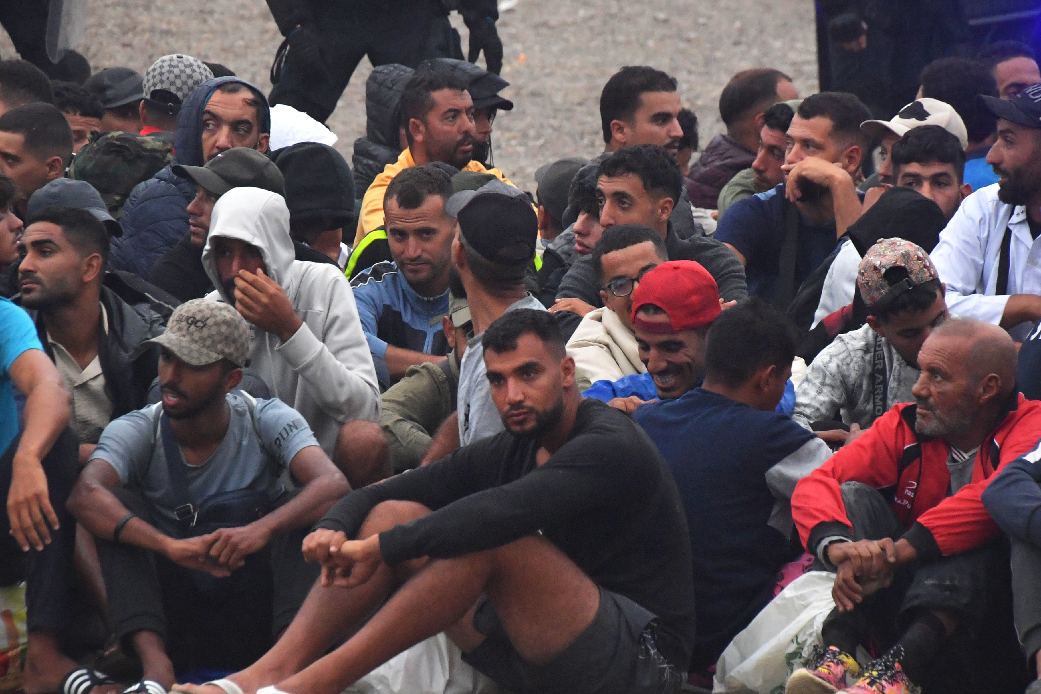 La Policía desaloja parte del asentamiento de migrantes en la playa de El Trampolín