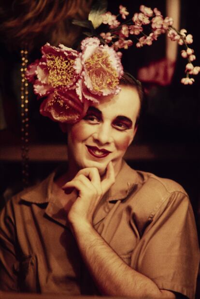 Uno de los pocos retratos de travestis que Madalena Schwartz realizó en color y que se expone en el IMS de São Paulo.