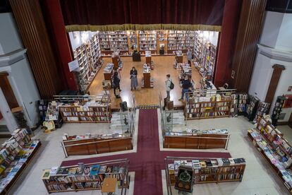 Interior de la librería Verbo, en la calle Sierpes de Sevilla, antes teatro y cine.

