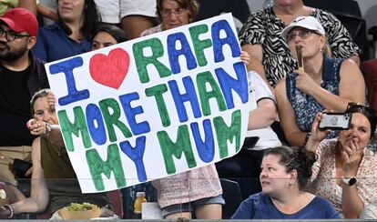 Unos fans muestran un cartel de apoyo a Rafa Nadal. 