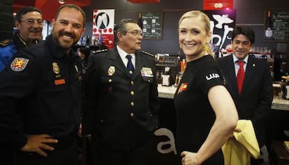 Javier Orcaray, segundo por la izquierda, junto a Cristina Cifuentes el pasado mes de abril en Alcorcón.