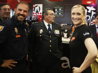 Javier Orcaray, segundo por la izquierda, junto a Cristina Cifuentes el pasado mes de abril en Alcorc&oacute;n.