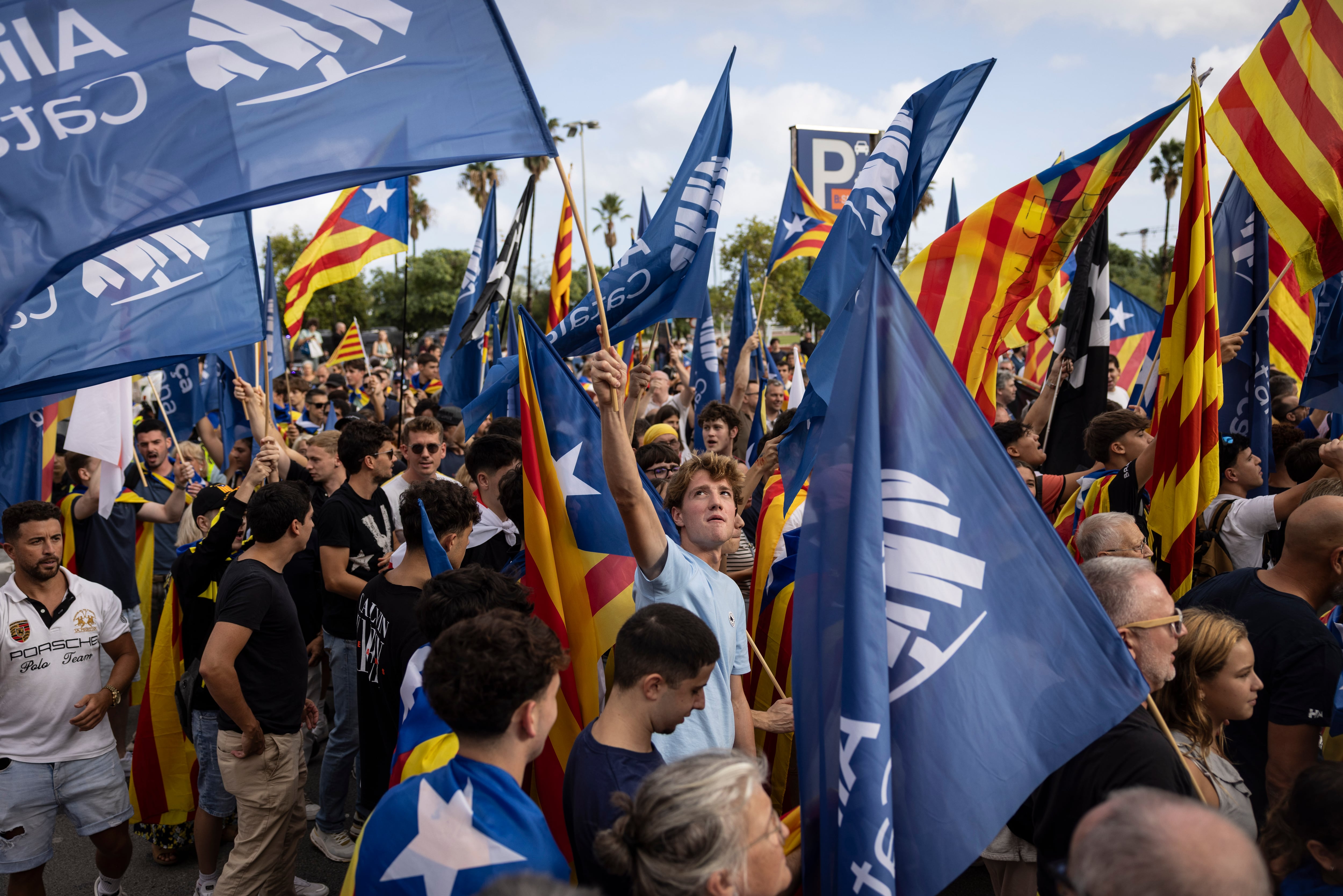 Seguidores del partido ultraderechista Aliança Catalana durante la manifestación de la Diada.
