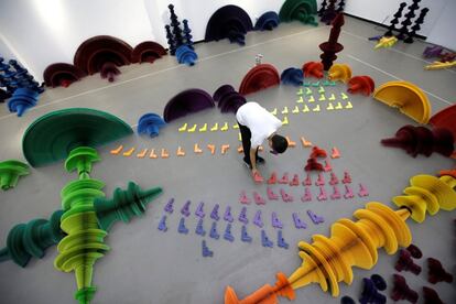 Este artista usa una técnica tradicional china muy conocida comúnmente y utilizada para realizar juguetes para niños.