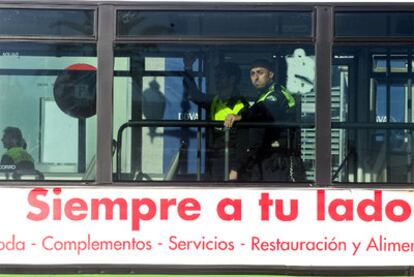 Dos agentes de la Policía Local de La Línea se desplazan en autobús para hacer su trabajo.