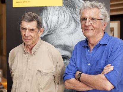 Los fot&oacute;grafos Crist&oacute;bal Hara (izquierda) y Harry Gruyaert, en la entrega de los premios de PHotoEspa&ntilde;a, en Madrid.