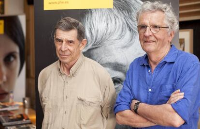 Los fot&oacute;grafos Crist&oacute;bal Hara (izquierda) y Harry Gruyaert, en la entrega de los premios de PHotoEspa&ntilde;a, en Madrid.