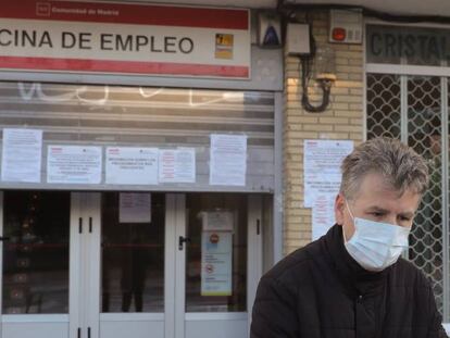 Un hombre pasa ante una oficina de empleo en Madrid.