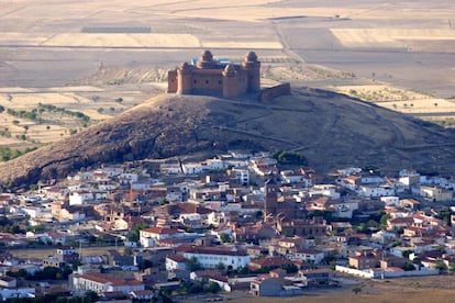 Vista aérea del castillo de La Calahorra, domina desde la colina el municipio granadino.
