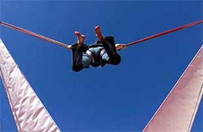 Una niña, ayer, participando en una de las actividades de la Festa dels Súpers en el estadio olímpico de Barcelona.