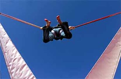 Una niña, ayer, participando en una de las actividades de la Festa dels Súpers en el estadio olímpico de Barcelona.