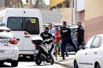 El traslado, en agosto de 2021, de algunos de los 234 menores que se alojaban en el polideportivo Santa Amelia, en Ceuta, desde el salto de la valla en mayo de ese mismo año.