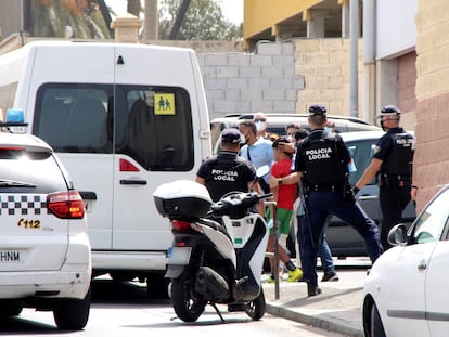 El traslado, en agosto de 2021, de algunos de los 234 menores que se alojaban en el polideportivo Santa Amelia, en Ceuta, desde el salto de la valla en mayo de ese mismo año.