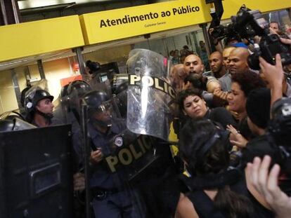 Policiais e manifestantes no protesto no dia 27, em S&atilde;o Paulo.