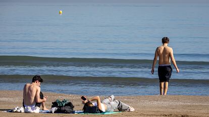 Bañistas en una playa valenciana.