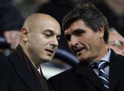 Juande Ramos conversa ayer con Daniel Levy, dueño del Tottenham.