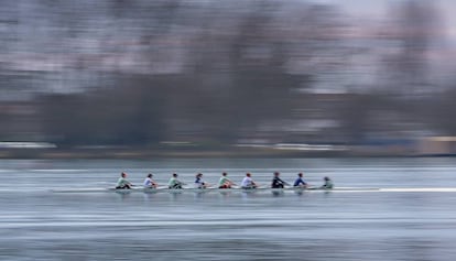 Un equip de rem entrena en l'estany de Banyoles.