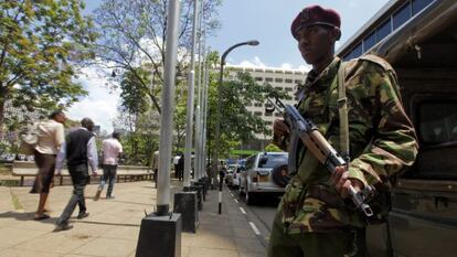 Un soldado monta guardia en una céntrica calle de Nairobi.