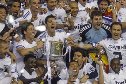 Los jugadores del Real Madrid posan con el trofeo que les acredita campeones de la Copa del Rey tras vencer al F. C. Barcelona en el estadio de Mestalla, en Valencia