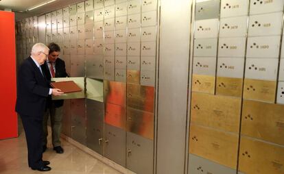 Víctor García de la Concha (izquierda) introduce su legado en una de las cajas de las letras del Instituto Cervantes.