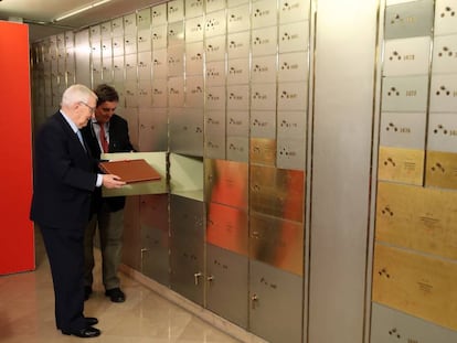 Víctor García de la Concha (izquierda) introduce su legado en una de las cajas de las letras del Instituto Cervantes. 