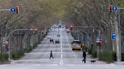 Aspecto poco habitual de la Gran Vía de Barcelona con poco tráfico, durante el duodécimo día del estado de alarma decretado por el Gobierno por la pandemia de coronavirus.