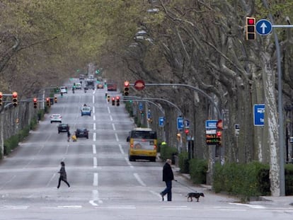 Aspecto poco habitual de la Gran Vía de Barcelona con poco tráfico, durante el duodécimo día del estado de alarma decretado por el Gobierno por la pandemia de coronavirus. 