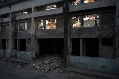 De Bolle comenta que as cifras do Banco Mundial provavelmente estão subestimadas e não refletem o fato de que muitos brasileiros de classe média baixa que haviam melhorado de vida durante os anos do boom econômico voltaram a se aproximar da pobreza.