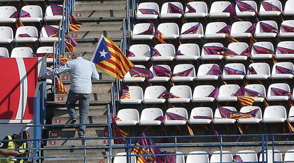 Una bandera estelada en las gradas del estadio Vicente Calderón de Madrid.