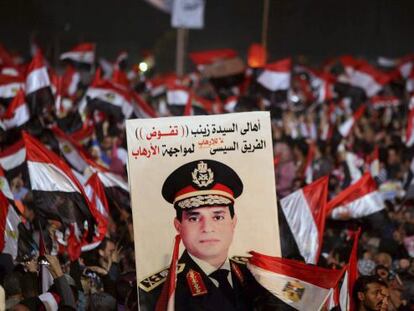 Seguidores do general Al-Sisi comemoram a revolução em Tahrir.